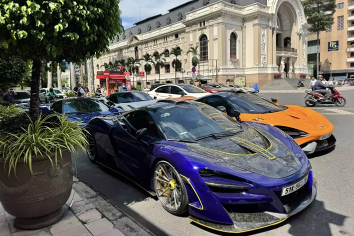 Một dàn siêu xe mới xuất hiện trên 1 con đường ở trung tâm quận 1, TP.HCM, đây cũng là nơi các đại gia sở hữu siêu xe, xe siêu sang hay lui tới. Ở lần này, nhóm chơi xe có 4 chiếc đẹp mắt, 3 chiếc siêu xe McLaren bao gồm 650S, 720S và 765LT, trong khi đó, 1 đại gia khác đến họp nhóm trên chiếc siêu xe Ferrari 488 GTB màu trắng.