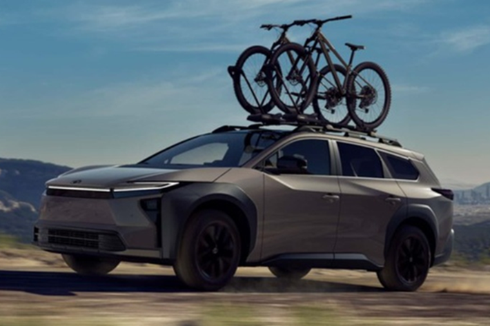 Toyota bZ Woodland 2025 mới là mẫu xe điện thứ ba của Toyota tại Mỹ, đồng thời là sản phẩm đánh dấu mối quan hệ hợp tác chặt chẽ với Subaru, khi thực chất bZ Woodland là phiên bản đổi logo của Subaru Trailseeker.
