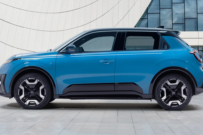 Micra sẽ hỗ trợ sạc nhanh DC ở mức tối đa 100 kW (pin 52 kWh) hoặc 80 kW (pin 40 kWh), với trạng thái sạc 15-80% mất 30 phút. Ngoài ra còn có hệ thống vehicle-to-load (V2L) để cấp nguồn cho các thiết bị bên ngoài.
