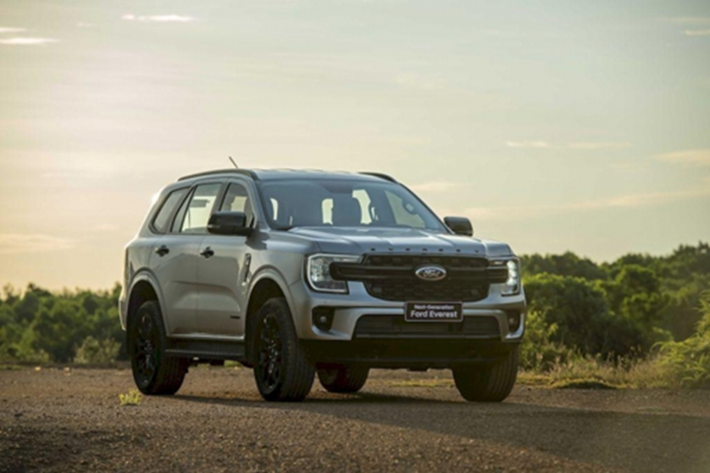 Bên cạnh đó là hệ dẫn động cầu sau kết hợp 4 chế độ lái thông minh (Normal, Eco, Slippery, Tow/Haul). Ford Everest Sport phiên bản đặc biệt được bán tại Việt Nam với màu trắng tuyết. Giá bán của phiên bản này khởi điểm từ 1,199 tỷ đồng, tăng 21 triệu so với Ford Everest Sport tiêu chuẩn.