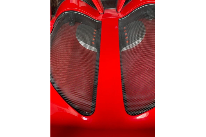 Phần khoang sau cũng được bổ sung lớp lưới tổ ong đặc trưng của mẫu Carrera GT, tuy nhiên không thể thấy được khối động cơ V10 dung tích 5.7L của siêu xe này.