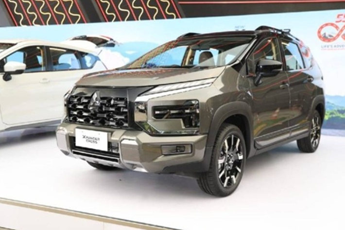 Điểm nhấn nằm ở phần đầu xe với lưới tản nhiệt thiết kế mới, mang nhiều nét tương đồng với mẫu SUV cỡ nhỏ Xforce. Cụm đèn pha tối màu, đèn LED toàn phần, cản trước cơ bắp và bộ mâm hai tông màu góp phần tạo nên phong cách năng động. Phía sau, cản sau cũng được làm lại để hoàn thiện tổng thể khỏe khoắn, hiện đại.