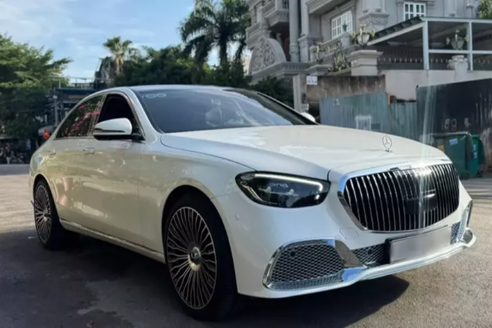 Đó là bộ body kit của Mercedes-Maybach S-Class dành cho xe Mercedes-Benz E-Class, dù tổng thể sẽ không cân đối với kích thước 2 dòng xe này khác biệt, nhưng cảm nhận chung cũng mang đến ngoại hình mới mẻ hơn cho xe Mercedes-Benz E-Class.