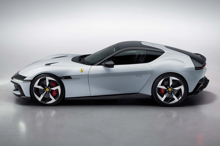 Còn Ferrari 12Cilindri Spider chậm hơn một chút, cần 2,95 giây để đạt tốc độ 100 km/h và 8,2 giây để đạt tốc độ 200 km/h. Bản Coupe nặng 1.560 kg trong khi bản Spider nặng 1.620 kg.