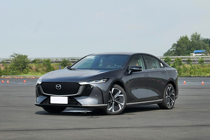 Ngoài ra, liên doanh Changan-Mazda gần đây đã ký thỏa thuận hợp tác với CATL để phát triển các mẫu xe tương lai dựa trên nền tảng CIIC (Cell to Chassis) của "gã khổng lồ" trong ngành pin ô tô điện. Cấu trúc này tách biệt phần thân trên và khung dưới, giúp tăng hiệu quả cũng như tính linh hoạt trong quá trình phát triển các mẫu xe điện tiếp theo.