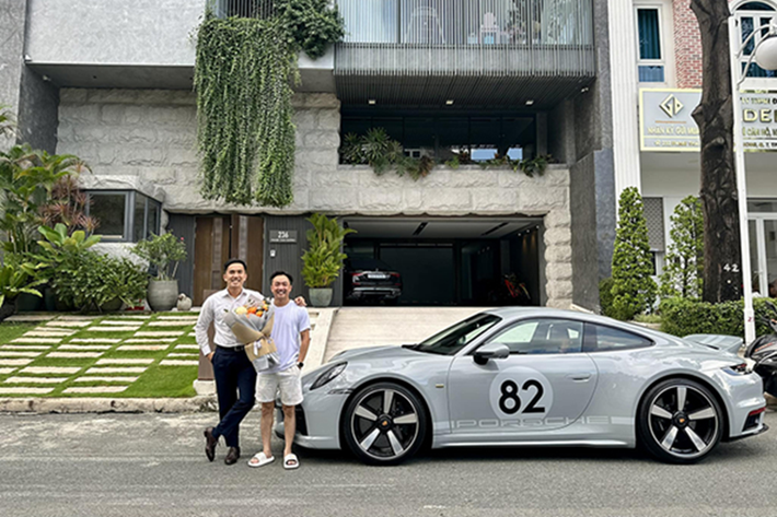Xe thể thao giới hạn Porsche 911 Sport Classic của Cường Đô la sở hữu khối động cơ 6 xy-lanh, dung tích 3.8 lít, tăng áp kép sản sinh công suất tối đa 542 mã lực và mô-men xoắn cực đại 600 Nm.