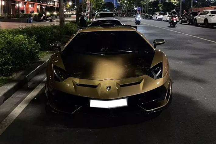 Chọn màu vàng đồng phối cùng bộ tem đen và mâm độ mạ sáng bóng, chiếc Lamborghini Aventador mang bản độ SVJ này rất nổi bật dù xuất hiện vào đêm tối.