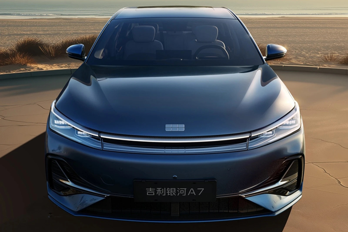 Kích thước tổng thể của Geely Galaxy A7 với chiều dài x rộng x cao lần lượt là 4.918 x 1.905 x 1.495 mm, trục cơ sở dài 2.845 mm. Thiết kế tổng thể của Geely Galaxy A7 mang phong cách thể thao năng động, lưới tản nhiệt được lược bỏ, có thêm các hốc gió lớn cùng đường gân dập nổi.