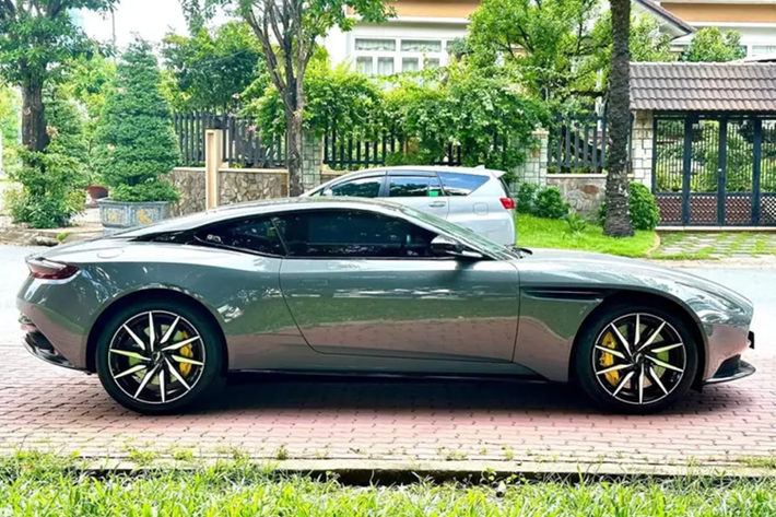 Aston Martin cung cấp 3 chế độ lái cho chủ xe DB11 V8 bao gồm GT cho chất lượng xe mẫu mực, đầm, ấn thêm chữ S tích hợp trên vô lăng