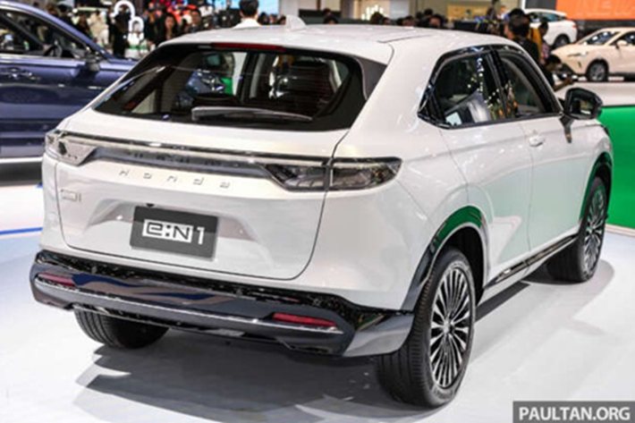 Tại Malaysia, Honda e:N1 chỉ được phân phối tại 8 đại lý ở bán đảo, bao gồm các showroom tại Selangor, Kuala Lumpur, Perak, Penang, Negeri Sembilan và Johor. Xe có ba tùy chọn màu ngoại thất: Platinum White Pearl, Aqua Topaz Metallic và Urban Grey Pearl. Riêng bản màu Aqua Topaz có thêm nội thất màu trắng ngà, bên cạnh tông đen tiêu chuẩn.