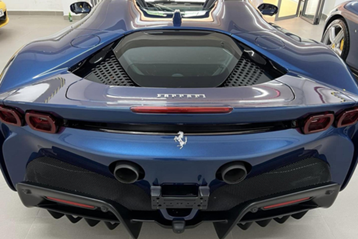 Siêu xe mui trần Ferrari SF90 Spider được trang bị động cơ V8, dung tích 4.0 lít, tăng áp kép với 3 mô tơ điện cho ra công suất tối đa 986 mã lực.