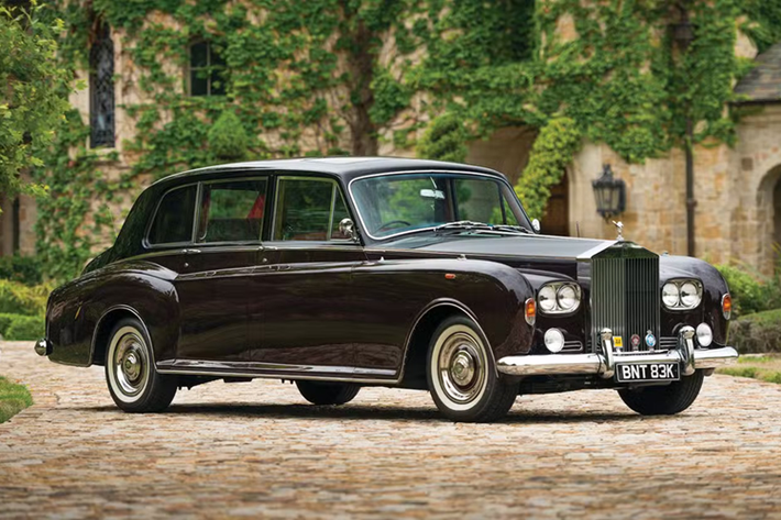 Tất cả thân xe Phantom V đều được chế tác riêng bởi các công ty như James Young, H. J. Mulliner & Co, và Park Ward (thuộc Rolls-Royce). Năm 1961, H. J. Mulliner & Co và Park Ward sáp nhập thành Mulliner Park Ward sau khi Rolls-Royce mua lại H. J. Mulliner & Co.
