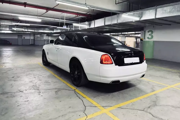 Kết hợp cùng hộp số tự động ZF 8 cấp, xe siêu sang Rolls-Royce Ghost Series I mất khoảng 5 giây để tăng tốc từ vị trí xuất phát lên 100 km/h trước khi đạt vận tốc tối đa 250 km/h.