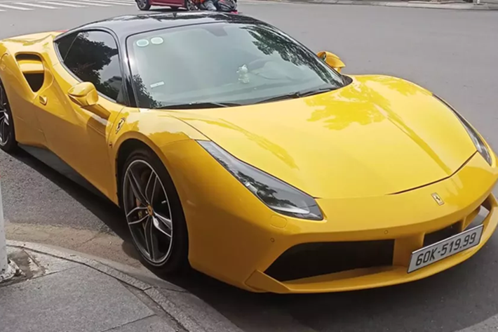 Dòng siêu xe Ferrari 488 có số lượng gần 20 xe tại thị trường Việt Nam, nhưng 1/3 đã bị ông Đặng Lê Nguyên Vũ mang về garage xe của mình, chính điều này mà các xe 488 xuất hiện trên đường phố không còn nhiều, và vì thế, việc 1 chiếc siêu xe Ferrari 488 GTB mang biển số tỉnh càng hiếm hơn.