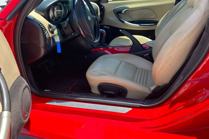 Porsche Boxster thế hệ đầu tiên (mang mã 986) được sản xuất từ năm 1996 đến năm 2004. Chiếc xe được rao bán sở hữu động cơ boxer 6 xy-lanh 3.2L mạnh 252 mã lực.