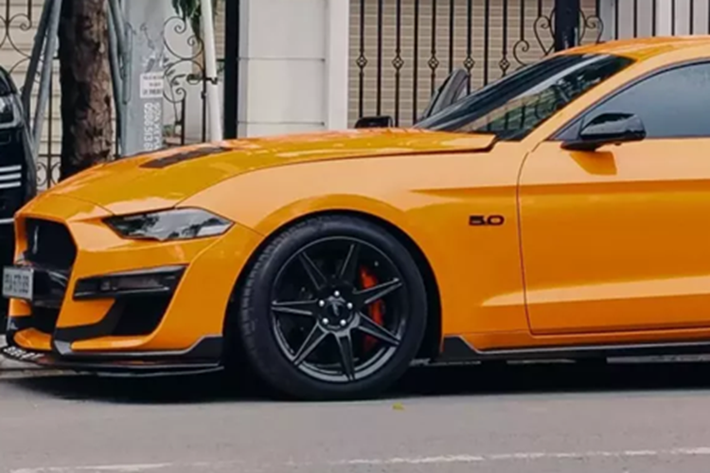 Việc nâng cấp ngoại hình lên bản Ford Mustang Shelby GT500 giúp cho chiếc xe "ngựa hoang" này trở nên vô cùng bắt mắt bên cạnh hệ truyền động nguyên bản của xe đã là cổ máy V8, 5.0 lít.