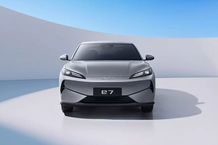 Vào ngày 17/5/2025, hãng BYD đã ra mắt mẫu sedan chạy hoàn toàn bằng điện mới mang tên e7. Tại thị trường Trung Quốc, mẫu xe này có 3 phiên bản và có giá dao động từ 103.800 - 115.800 Nhân dân tệ (tương đương 363 - 405 triệu đồng).