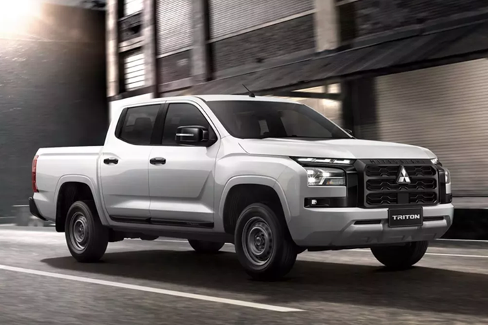 Mitsubishi Triton Double Cab 2025 cũng được nâng cấp diện mạo mới mạnh mẽ hơn với cụm đèn pha và đèn LED chiếu sáng ban ngày mới. Bên cạnh đó là các chi tiết trang trí màu đen bóng tương tự như Mitsubishi Triton Double Cab Plus Ultra.