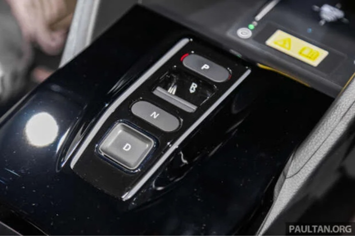 Honda e:N1 sở hữu gói an toàn chủ động Honda Sensing, gồm các tính năng: Phanh giảm thiểu va chạm (CMBS), Hỗ trợ giữ làn đường (LKAS), Cảnh báo chệch làn & hỗ trợ giữ làn (RDM với LDW), Đèn pha tự động (AHB), Ga tự động thích ứng với dải tốc độ thấp (ACC với LSF), Cảnh báo xe phía trước khởi hành (LCDN)