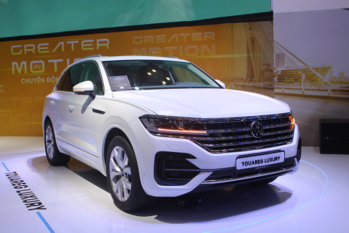 Trong nhóm SUV hạng sang cỡ trung, Volkswagen Touareg hiện có giá thấp hơn đáng kể so với BMW X5 (từ 3,469 tỷ đồng), Audi Q7 (từ 3,54 tỷ đồng) hay Lexus RX (từ 3,43 tỷ đồng). Khoảng chênh lệch này khiến Touareg trở thành lựa chọn mang tính “kinh tế” hơn cho những khách hàng muốn sở hữu xe sang châu Âu nhưng tiết kiệm ngân sách.