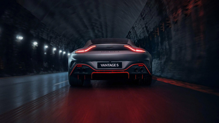 Tốc độ tối đa vẫn giữ ở mức 325 km/h, khẳng định chất siêu xe thực thụ nhưng dưới một dáng hình coupe thể thao gọn gàng. Khác biệt không chỉ nằm ở hiệu suất, Vantage S 2026 sở hữu hệ thống treo được tinh chỉnh lại với giảm xóc Bilstein DTX thế hệ mới