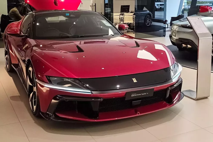 Ferrari 12Cilindri là mẫu siêu xe mới nhất nhằm thay thế sự thành công của chiếc xe 812 để lại, chiếc xe này vẫn trung thành sử dụng động cơ xăng V12, dung tích 6.5 lít, hút khí tự nhiên, mà đàn anh để lại, cùng 1 thiết kế vô cùng mới mẻ, hứa hẹn sẽ là 1 chú ngựa chồm không thể thiếu trong các garage xe.