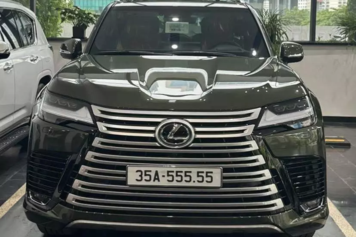 SUV hạng sang Lexus LX600 đã có hàng chục chiếc xe lăn bánh tại thị trường Việt Nam, nhưng mang màu sơn Terrane Khaki lại khá hiếm hoi, và 1 xe mang bộ áo này vừa mới được bàn giao cho 1 đại gia ở Ninh Bình, rất nổi tiếng với lâu đài Thành Thắng có giá trị hàng nghìn tỷ đồng.