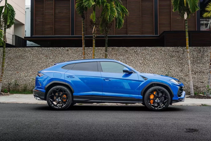 Hãng siêu xe Lamborghini trang bị đến 6 chế độ lái cho siêu SUV Urus và gọi là Anima. Ngoài 3 chế độ lái quen thuộc trên các siêu xe như Strada (đường phố), Sport (thể thao), Corsa (đường đua), siêu SUV Urus còn có thêm 3 chế độ lái khác là Sabbia (đường cát), Terra (việt dã) và Neve (tuyết).