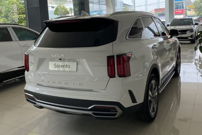 Các phiên bản hybrid và plug-in hybrid gồm Hybrid Premium, Plug-in Hybrid Signature và Plug-in Hybrid Premium cũng nhận được ưu đãi từ 10 đến 38 triệu đồng. Riêng Kia Sorento phiên bản 2.5G Signature 7 chỗ màu nâu và Hybrid Signature vẫn giữ nguyên giá bán như công bố chính thức của Kia Việt Nam.