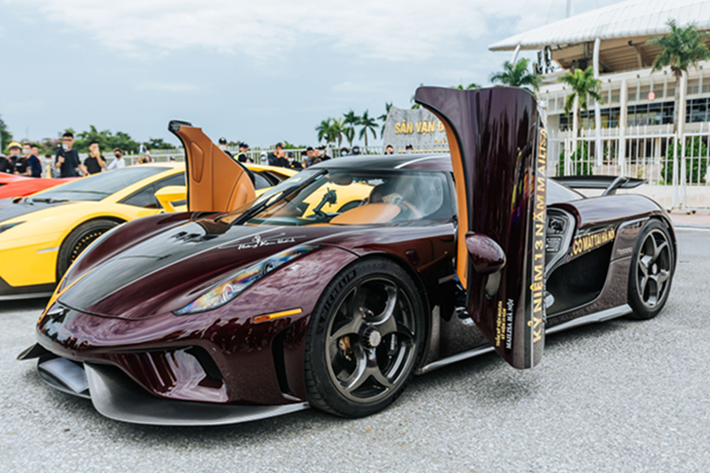 Ngoài Koenigsegg Regera và McLaren Senna, dàn siêu xe được vận chuyển lên Bảo Lộc lần này còn có Ferrari 488 Pista Spider, Ferrari SF90 Stradale, Lamborghini Aventador S LP740-4, xe thể thao Aston Martin V8 Vantage và Porsche 911 Turbo S, Morgan Plus Six, Bentley Bentayga V8, Cadillac, Lexus LX600 hay Bentley Mulsanne...