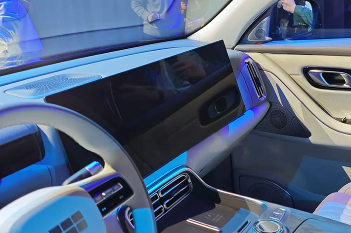 Như đã nhắc ở trên, mẫu SUV cỡ lớn này được trang bị khoang nội thất thông minh hỗ trợ AI. Bên cạnh đó là cấu hình nội thất 6 chỗ ngồi với hàng ghế thứ hai được thiết kế linh hoạt với nhiều chế độ tiện nghi. Tựa lưng của hàng ghế thứ 3 có thể điều chỉnh điện đến 150 độ trong khi cửa sổ bên sườn phía sau cỡ lớn mang đến tầm nhìn thoáng cho hành khách.