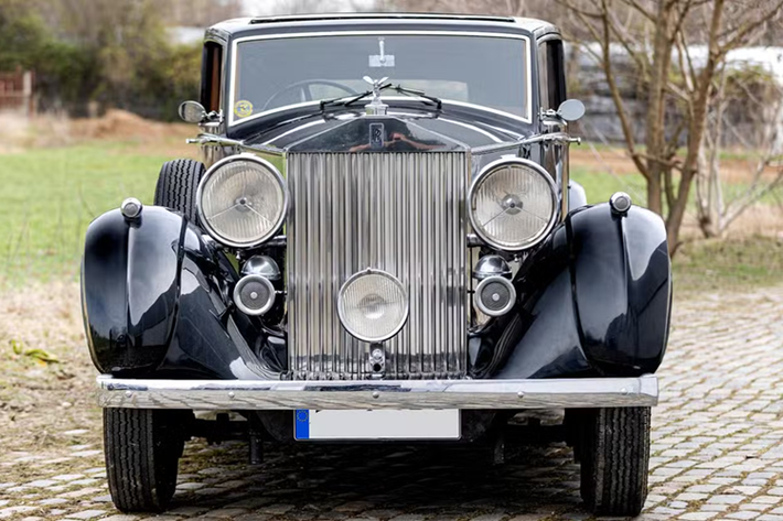 Rolls-Royce cuối cùng trước Thế chiến II và thế hệ thứ ba của Phantom - Phantom III ra mắt năm 1936. Phantom III sử dụng động cơ V12 dung tích 7.3L, là mẫu xe Rolls-Royce duy nhất dùng V12 trong nhiều thập kỷ cho đến khi Silver Seraph ra mắt năm 1998.