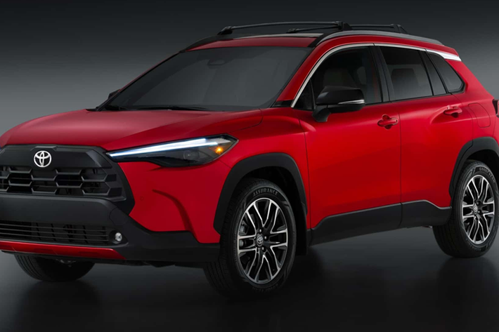 Bên trong, Toyota Corolla Cross 2026 trang bị màn hình thông tin giải trí lên đến 10,5 inch, với mặt dưỡng cũng được thiết kế lại. Trong khi phía sau vô lăng trang bị đồng hồ lái kỹ thuật số có kích thước từ 7,0 đến 12,3 inch tùy phiên bản