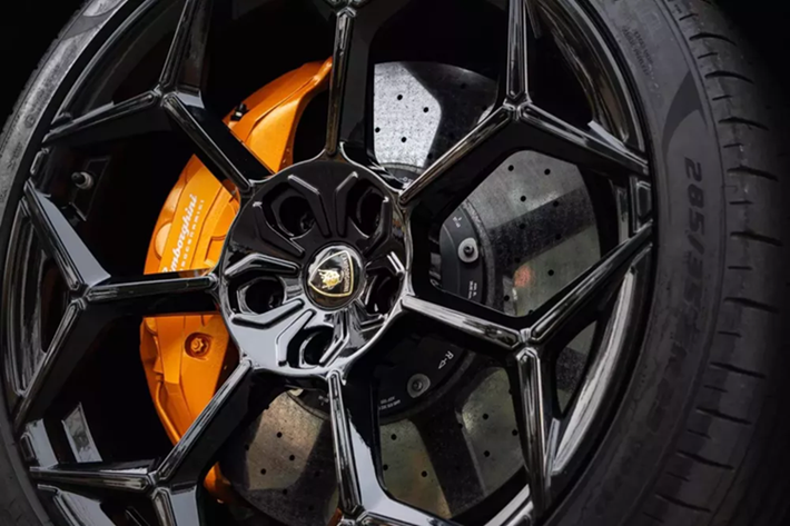 Ngoài màu xanh dương và bộ mâm mới sơn ra, chiếc xe Lamborghini Urus này thuộc bản 5 chỗ ngồi, tức hàng ghế sau có 3 ghế, với ghế giữa có thể trở thành 1 bệ tỳ tay khi chỉ có 2 người ngồi, tất nhiên, sẽ không trang bị ấn tượng so với bản 4 chỗ.