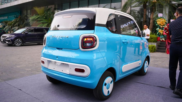 Tốc độ tối đa đạt 100 km/h, phù hợp cho nhu cầu di chuyển trong nội thành. Thời gian sạc đầy pin mất khoảng 6–8 giờ khi dùng nguồn điện xoay chiều dân dụng (AC), mức tiêu chuẩn trong phân khúc.