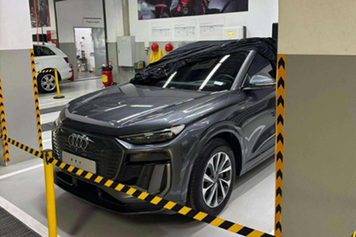 Theo thông tin từ tư vấn bán hàng tại đại lý Audi ở TP HCM, Q6 e-tron dự kiến sẽ được mở bán trong thời gian tới với mức giá khoảng 3,099 tỷ đồng. Trên trang web chính thức của Audi Việt Nam, cái tên Q6 e-tron cũng đã xuất hiện trong danh mục sản phẩm, dù giá bán cụ thể vẫn chưa được công bố.