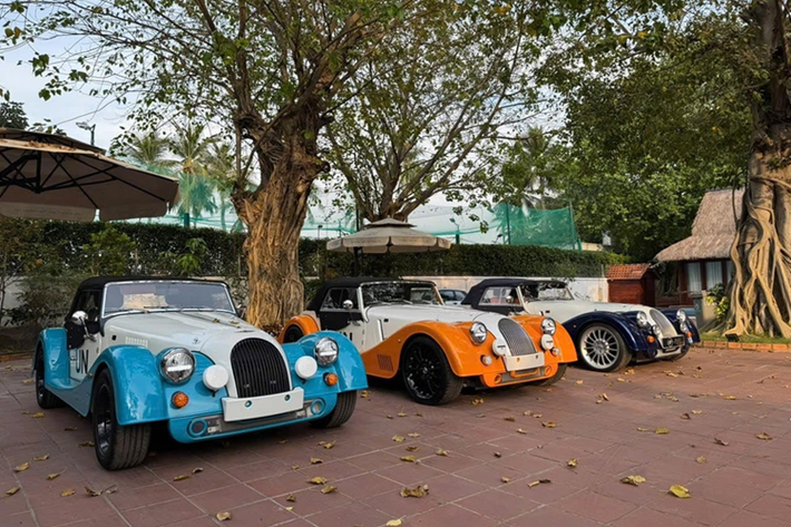 Khá thú vị là chiếc xe Morgan Plus Six mang màu trắng-cam này lại có bộ mâm sơn trắng, thay vì màu đen như xe lộ ảnh có mặt tại biệt thự của "Qua" Vũ ở Tp.HCM, nên chưa rõ là xe khác, hay chỉ là sơn lại mâm từ đen sang trắng.