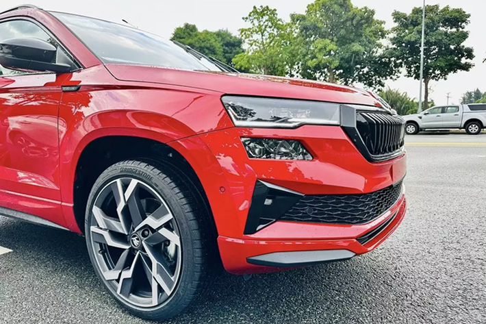 Để cải thiện sức hút cho mẫu xe này, Skoda đã đưa phiên bản mới của Karoq về Việt Nam. Skoda Karoq 2025 thế mới sẽ có 2 phiên bản là Sportline và Premium. Trong khi đó, đời cũ có 2 phiên bản là Ambition và Style.