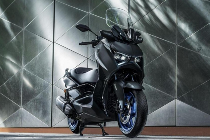 Yamaha XMAX 300 2025 là phiên bản nâng cấp của mẫu xe đã được người tiêu dùng Việt Nam biết đến trong vài năm gần đây. Ở lần trở lại này, Yamaha tập trung điều chỉnh các chi tiết nhằm hoàn thiện trải nghiệm người lái thay vì thay đổi toàn diện về thiết kế.
