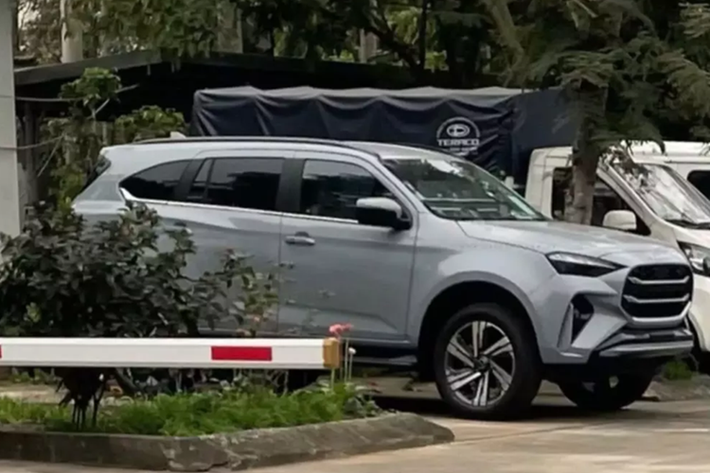 Vào hồi tháng 3/2025, lô xe Isuzu mu-X phiên bản nâng cấp đã bị bắt gặp tại Việt Nam. Đến nay, nhân viên tư vấn bán hàng tại đại lý cho biết dòng SUV hạng trung này sẽ chính thức ra mắt Việt Nam trong tháng 6 tới đây.