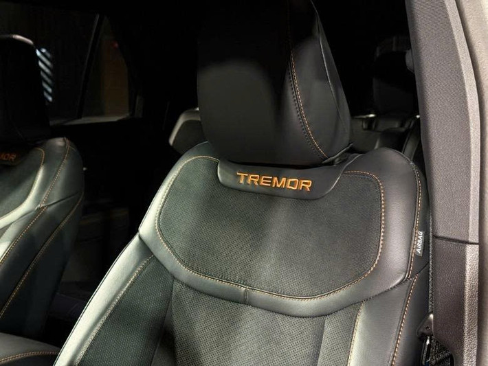 Explorer Tremor 2026 là lựa chọn mới dành cho khách hàng yêu thích phong cách SUV địa hình kết hợp tính đa dụng gia đình. Ford chưa công bố giá chính thức, nhưng dự kiến xe sẽ nằm giữa hai bản ST-Line và ST, với tùy chọn V6 là điểm nhấn tạo khác biệt. \