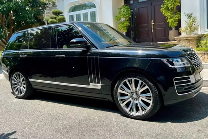 Thông tin về việc Minh "Nhựa" đã bán đi cận vệ theo mình 3 năm qua, là chiếc Range Rover SVAutobiography đời cũ, mang biển số khá đẹp là 51H-939.39, đã nhận được không ít sự quan tâm của cộng đồng mạng, cũng như giới mê xe trên toàn thế giới.