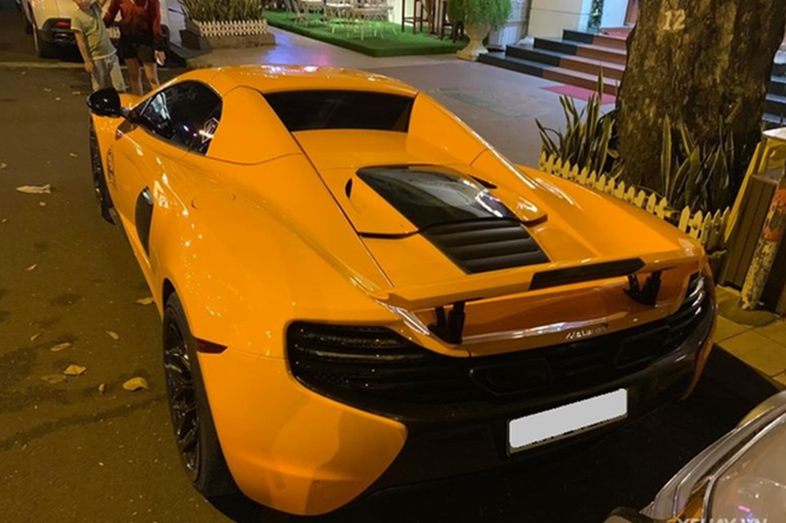Còn siêu xe McLaren 720S vẫn mang màu sơn nguyên bản là tím nhưng có điểm nhấn là mang gói độ N-Largo của hãng độ Novitec, sản xuất 15 bộ trên toàn cầu. Siêu xe McLaren 720S được trang bị "trái tim" V8, tăng áp kép, dung tích 4.0 lít, sản sinh ra công suất tối đa lên đến 710 mã lực và mô-men xoắn cực đại 770 Nm.