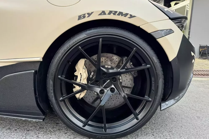 Thay vì màu cam gốc, chiếc siêu xe McLaren 720S độ body kit TopCar Design được chủ nhân cho biến tấu qua bộ áo 2 màu là đen và kem, rất cá tính.