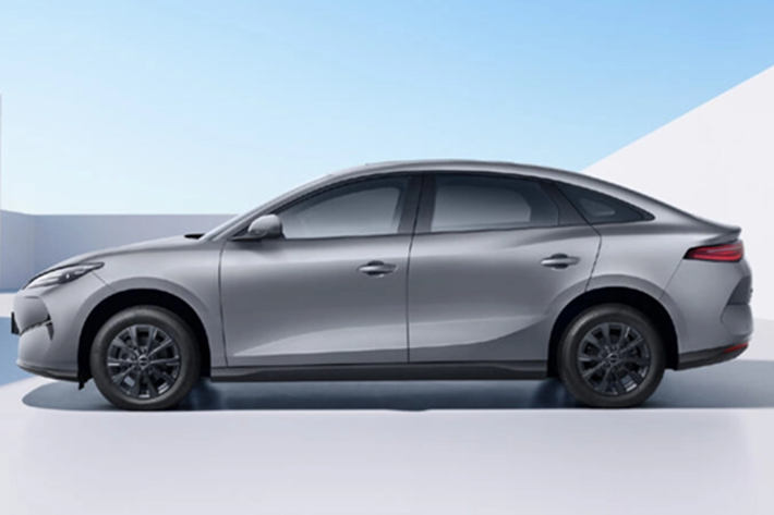 BYD e7 sử dụng mô-tơ điện TZ180XSJ có công suất tối đa 100 kW (khoảng 134 mã lực), cho tốc độ tối đa 150 km/h. Mô-tơ điện kết hợp với pin lithium-sắt-photphat (LFP) có dung lượng 48 kWh hoặc 57,6 kWh, tùy phiên bản.
