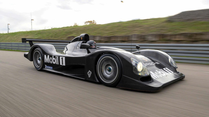 Thay vì lãng phí toàn bộ tâm huyết, Porsche đã giữ lại “trái tim” của chiếc xe đua bị hủy, khối động cơ V10 mạnh mẽ và bắt đầu một hướng đi không ai ngờ tới. Chiếc concept xuất hiện tại triển lãm sau đó chính là tiền đề để Carrera GT ra đời, mẫu siêu xe đánh dấu bước ngoặt của Porsche từ xe thể thao thuần túy sang hypercar đích thực.
