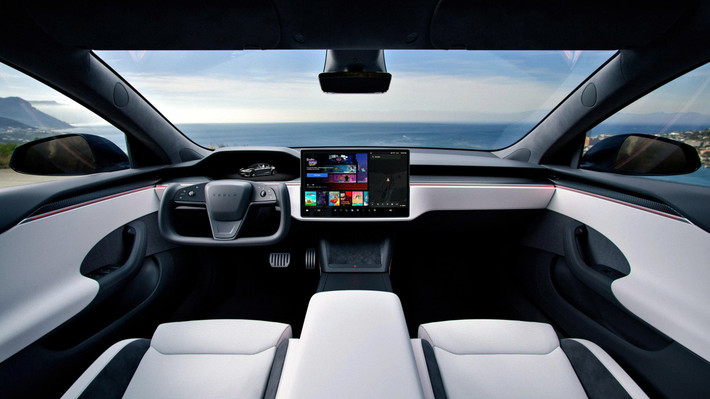 Bên trong, Model S 2026 vẫn giữ phong cách thiết kế tối giản đặc trưng. Khách hàng có thể chọn giữa vô lăng truyền thống hoặc kiểu yoke. Mọi chi tiết đều được hoàn thiện ở mức cao, từ chất liệu đến bố cục, mang đến không gian sang trọng mà không cần phô trương.
