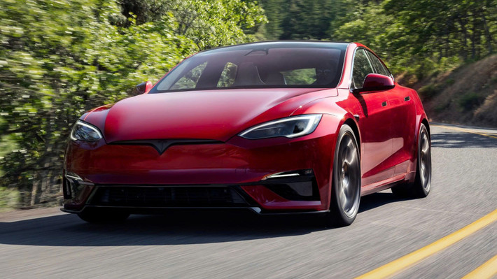 Ngoại thất Model S 2026 vẫn giữ kiểu dáng quen thuộc, nhưng những người yêu xe sẽ dễ dàng nhận ra phần đầu xe đã được chỉnh sửa khéo léo. Hệ thống đèn pha và đèn hậu sở hữu thiết kế mới, thanh mảnh và sắc sảo hơn, tích hợp tính năng chiếu sáng thông minh thích ứng. Riêng bản Plaid, phiên bản hiệu suất cao có thêm cản trước mới với các hốc gió thể thao, tăng khả năng làm mát và nâng tính khí động học.