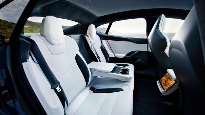 Trong bối cảnh thị trường xe điện ngày càng đông đúc và cạnh tranh khốc liệt, Tesla Model S 2026 không cần thay đổi mạnh mẽ để tạo ra cú hích. Chỉ cần nâng cấp đúng điểm, giữ vững triết lý thiết kế và trải nghiệm người dùng, mẫu sedan này đã đủ sức duy trì vị thế đầu bảng trong lòng những tín đồ công nghệ và tốc độ.
