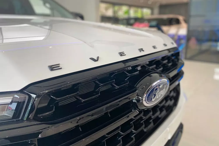Theo hãng Ford, phiên bản mới của mẫu SUV hạng D bán chạy nhất Việt Nam là sự hoà trộn giữa khả năng vận hành mạnh mẽ, tiện nghi tối ưu và loạt công nghệ hiện đại tập trung vào khách hàng. So với Ford Everest Sport tiêu chuẩn, phiên bản đặc biệt mới có một số điểm khác biệt.